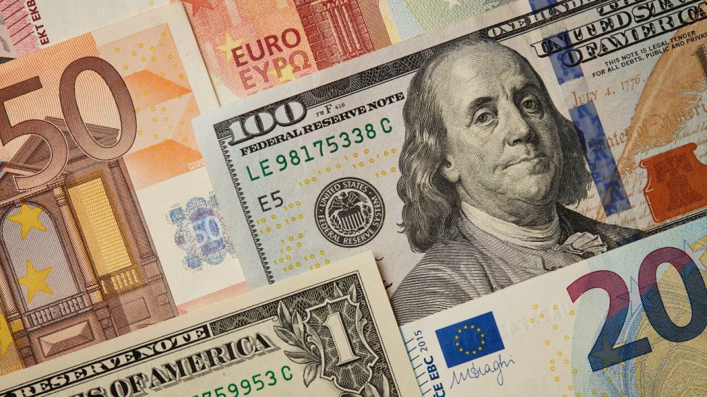 EUR/USD stabilizes as Fed's hawkish comments boost dollar