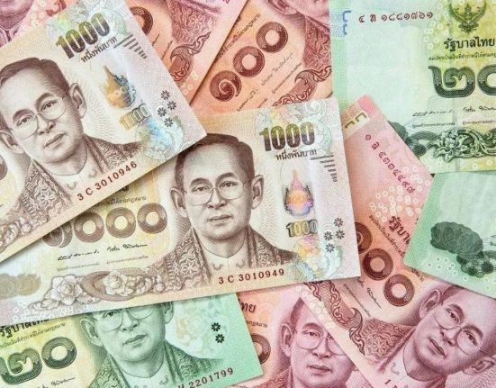 China's Yuan Approaching 7 Against Dollar Amid Uneven Economic Recovery