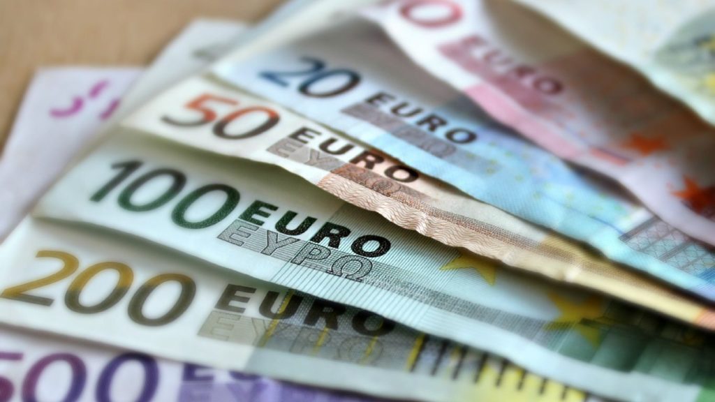 EUR/USD Consolidates Within Six-Week Range, Lacking Bullish Momentum