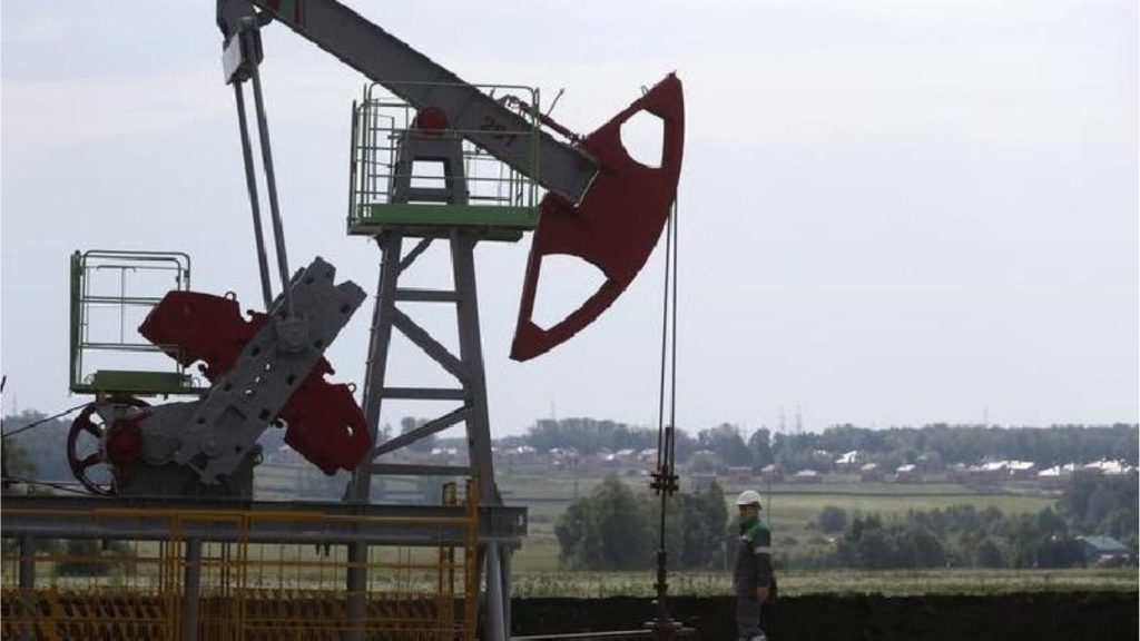 Oil Prices Inch Up 1% Amid Supply Tightening, Investors Eyeing Interest Rate Signals